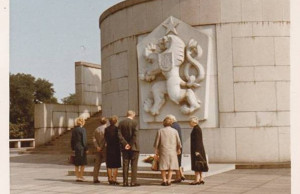 23 U hrobu neznámého vojína, sourozenci Moravcovi se loučí s bratrem Františkem, Vítkov, Praha 1966