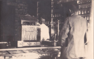 3 Václav Moravec ve své lékárně, Čáslav 1925.