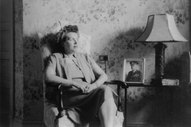 2 1950, Washington, D.C., Vlasta Moravcová s fotografií svého muže generála Moravce