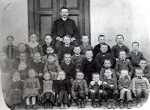 Karel Kněžourek se svými žáky v Litošici, r.1890.