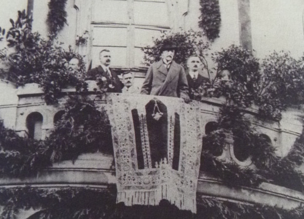 10 Pan president T.G.Masaryk navštívil Čáslav 23. září 1922. Přivítal ho starosta Karel Cibulka a na jeho prosbu vystoupil a promluvil z balkonu radnice