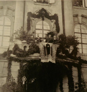3 Pan president T.G.Masaryk navštívil Čáslav 23. září 1922. Přivítal ho starosta Karel Cibulka a na jeho prosbu vystoupil a promluvil z balkonu radnice.