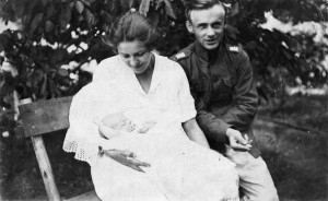 1922, park v Plzni, Vlasta a František Moravcovi s dcerou Tatianou