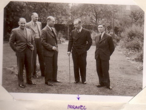 František Moravec se svými spolupracovníky ve Velké Británii, zleva Václav Sláma, Vladimír Cigna, Josef Bartík, František Moravec a Emil Strankmüller.
