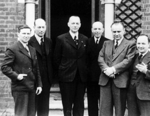 Generál František Moravec se svými spolupracovníky ve Velké Británii.